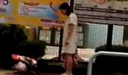 Mẹ bắt con quỳ lạy 20 lần giữa phố gây tranh cãi